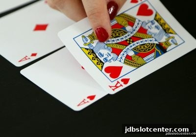 jdb电子深度剖析：老虎机与德州扑克赛事的核心差异与实战策略
